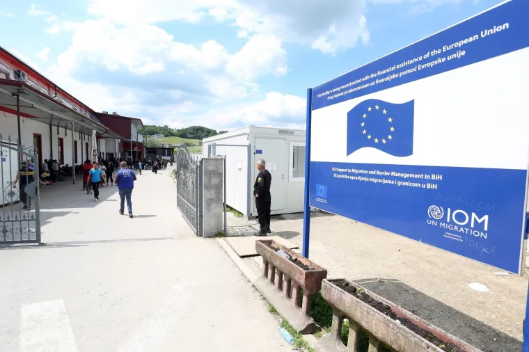 Požar buknuo u prihvatnom centru u Velikoj Kladuši: Migranti skakali kroz prozore da se spase skakali kroz