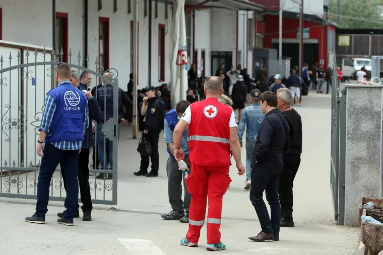 Požar buknuo u prihvatnom centru u Velikoj Kladuši: Migranti skakali kroz prozore da se spase skakali kroz