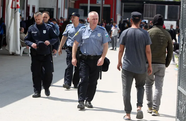 Požar buknuo u prihvatnom centru u Velikoj Kladuši: Migranti skakali kroz prozore da se spase skakali kroz