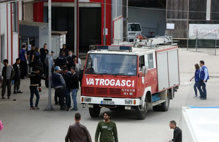 Požar buknuo u prihvatnom centru u Velikoj Kladuši: Migranti skakali kroz prozore da se spase skakali kroz