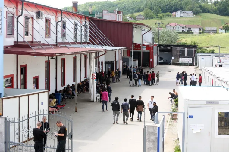 Požar buknuo u prihvatnom centru u Velikoj Kladuši: Migranti skakali kroz prozore da se spase skakali kroz