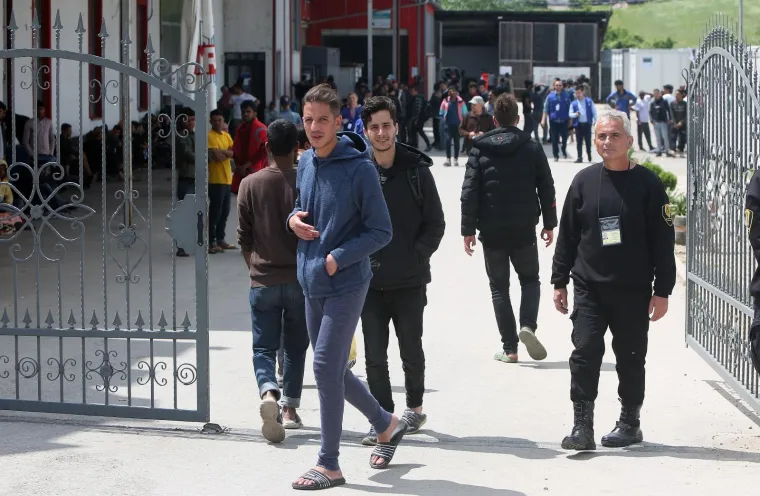 Požar buknuo u prihvatnom centru u Velikoj Kladu&scaron;i: Migranti skakali kroz prozore da se spase skakali kroz