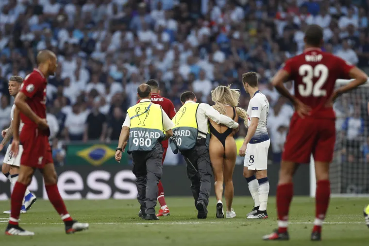 Svi su gledali u nju: Polugola navijačica uletjela na teren usred finala Lige prvaka