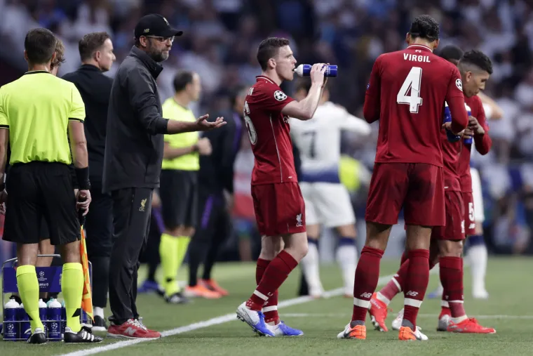 Svi su gledali u nju: Polugola navijačica uletjela na teren usred finala Lige prvaka