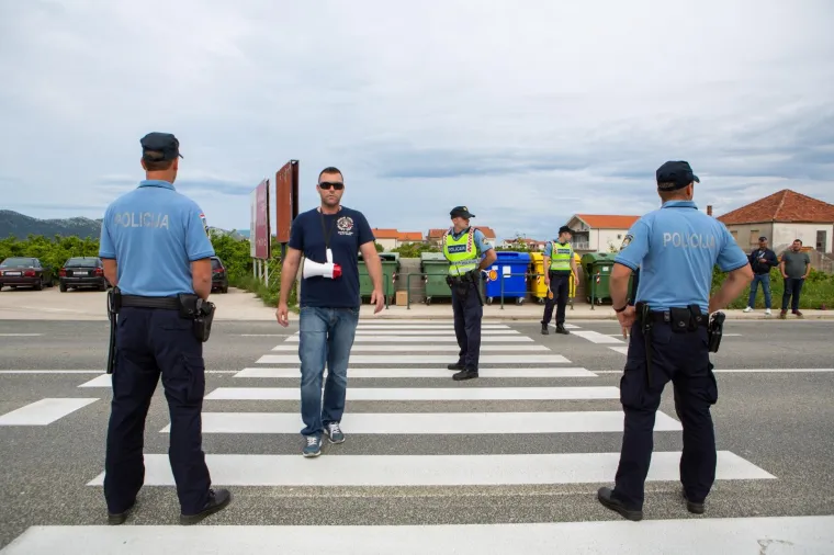 Prosvjed za bolje zdravstvo. Jedan prosvjednik, Ivo Matičević. Mjesto događaja osigurava 50-ak policajaca
