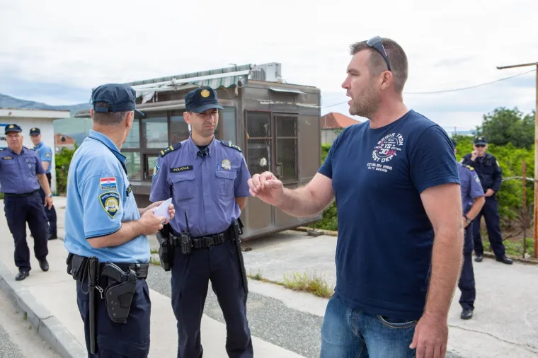 Prosvjed za bolje zdravstvo. Jedan prosvjednik, Ivo Matičević. Mjesto događaja osigurava 50-ak policajaca