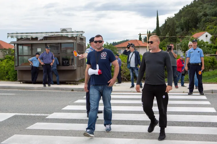 Prosvjed za bolje zdravstvo. Jedan prosvjednik, Ivo Matičević. Mjesto događaja osigurava 50-ak policajaca