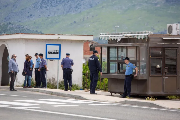 Prosvjed za bolje zdravstvo. Jedan prosvjednik, Ivo Matičević. Mjesto događaja osigurava 50-ak policajaca
