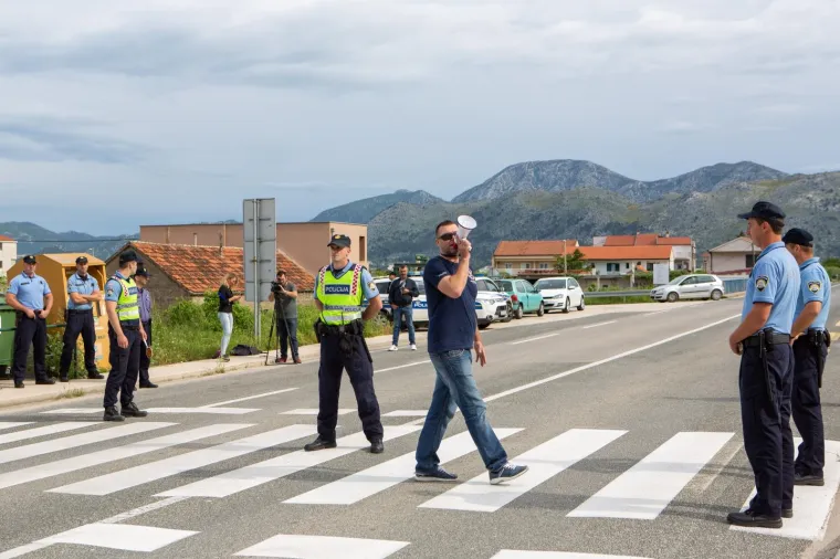 Prosvjed za bolje zdravstvo. Jedan prosvjednik, Ivo Matičević. Mjesto događaja osigurava 50-ak policajaca