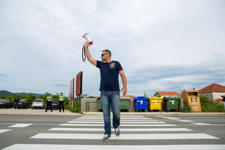 Prosvjed za bolje zdravstvo. Jedan prosvjednik, Ivo Matičević. Mjesto događaja osigurava 50-ak policajaca