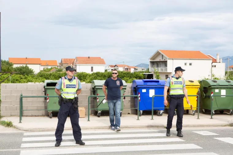 Prosvjed za bolje zdravstvo. Jedan prosvjednik, Ivo Matičević. Mjesto događaja osigurava 50-ak policajaca