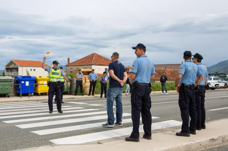 Prosvjed za bolje zdravstvo. Jedan prosvjednik, Ivo Matičević. Mjesto događaja osigurava 50-ak policajaca