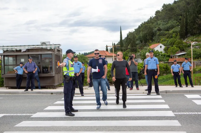 Prosvjed za bolje zdravstvo. Jedan prosvjednik, Ivo Matičević. Mjesto događaja osigurava 50-ak policajaca