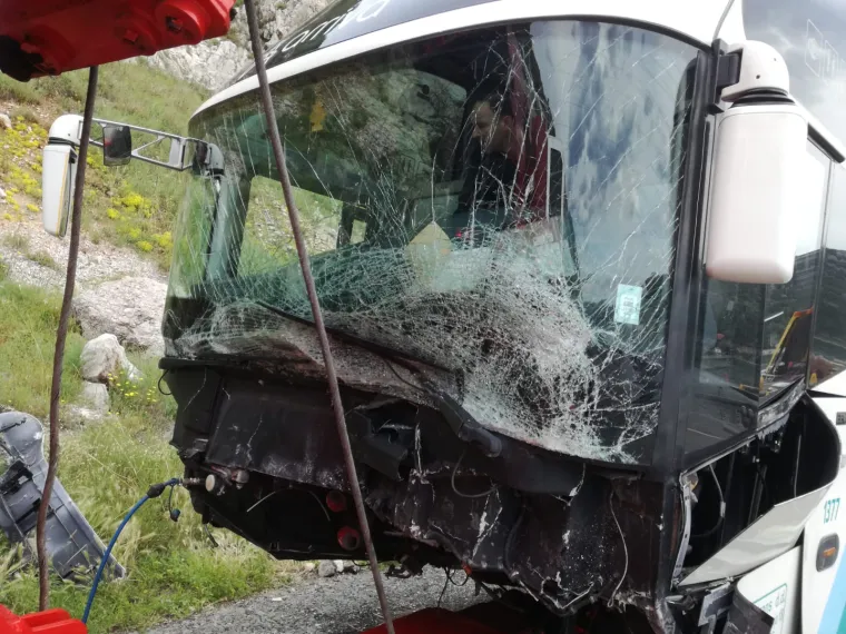Užas na magistrali između Bakra i Bakarca: Peugeot podletio pod Arrivin autobus, poginula vozačica