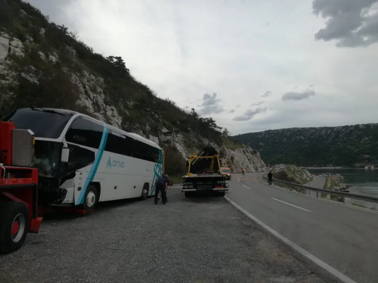 Užas na magistrali između Bakra i Bakarca: Peugeot podletio pod Arrivin autobus, poginula vozačica