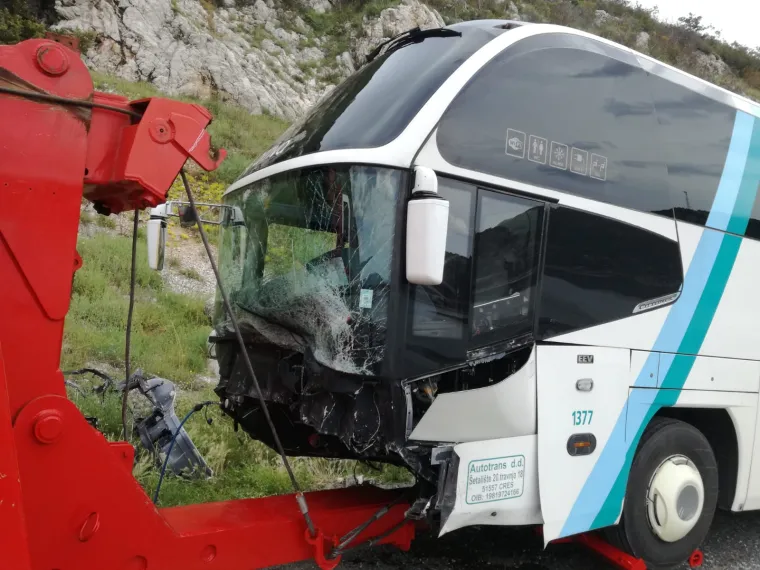 Užas na magistrali između Bakra i Bakarca: Peugeot podletio pod Arrivin autobus, poginula vozačica