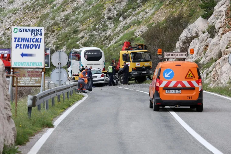 Užas na magistrali između Bakra i Bakarca: Peugeot podletio pod Arrivin autobus, poginula vozačica