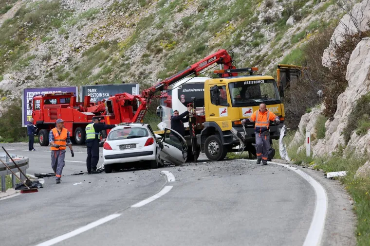 Užas na magistrali između Bakra i Bakarca: Peugeot podletio pod Arrivin autobus, poginula vozačica