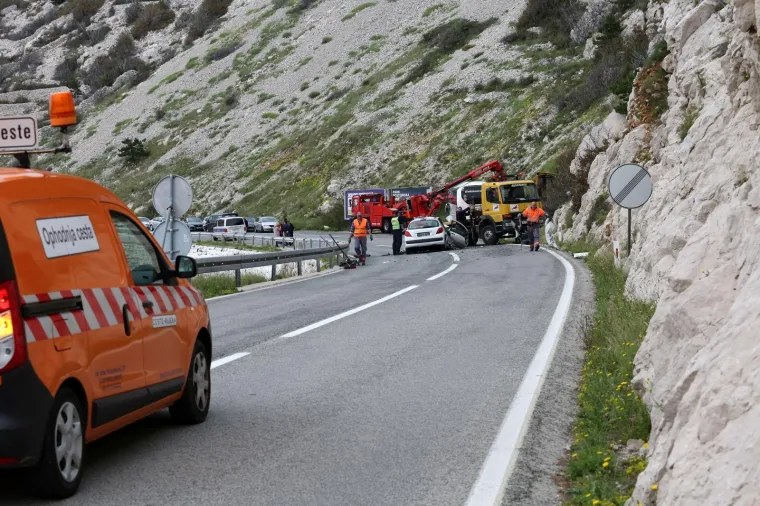 JEDNA OSOBA POGINULA NA JADRANSKOJ MAGISTRALI: Sudarili se autobus i Peugeot 207