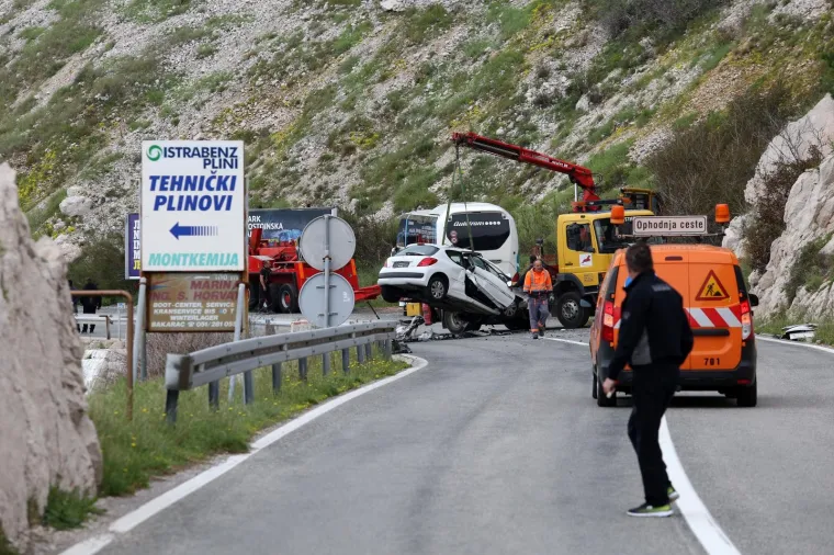 JEDNA OSOBA POGINULA NA JADRANSKOJ MAGISTRALI: Sudarili se autobus i Peugeot 207
