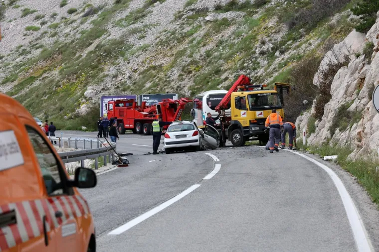JEDNA OSOBA POGINULA NA JADRANSKOJ MAGISTRALI: Sudarili se autobus i Peugeot 207