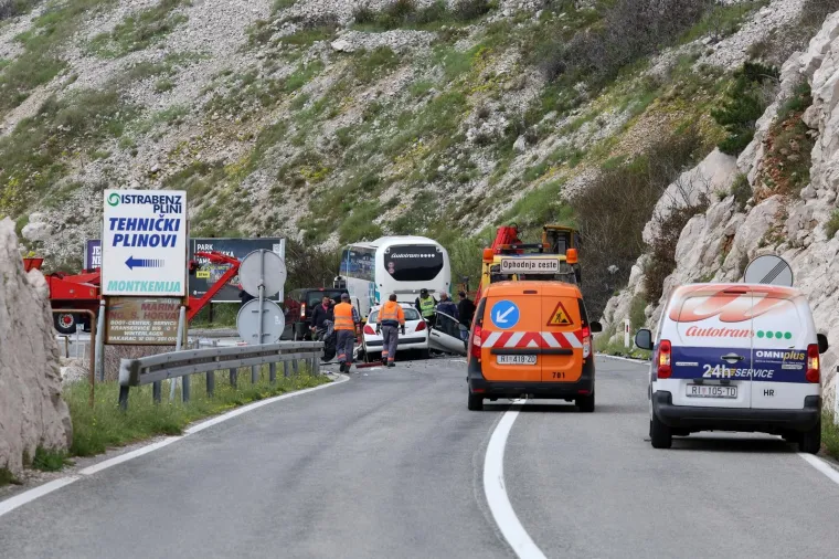 JEDNA OSOBA POGINULA NA JADRANSKOJ MAGISTRALI: Sudarili se autobus i Peugeot 207