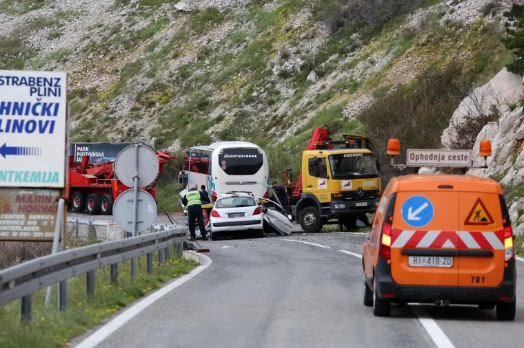 JEDNA OSOBA POGINULA NA JADRANSKOJ MAGISTRALI: Sudarili se autobus i Peugeot 207