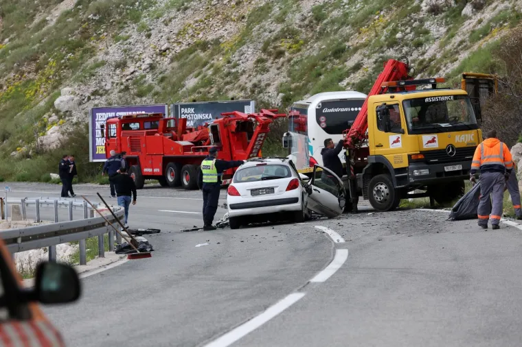 Danas je jedna osoba poginula u te&scaron;koj prometnoj nesreći u kojoj su sudjelovala dva vozila, autobus i osobno vozilo Peugeot 207. Do nesreće je do&scaron;lo na Jadranskoj magistrali, na izlazu iz mjesta Bakarac u smjeru Bakra.