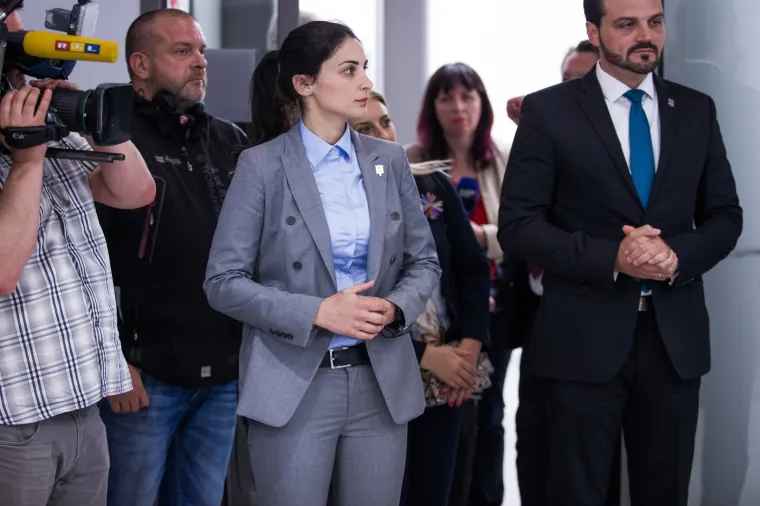 PREDSJEDNICA JE U SIGURNIM RUKAMA: Ova žena budnim oko prati svaki korak Kolinde Grabar Kitarović