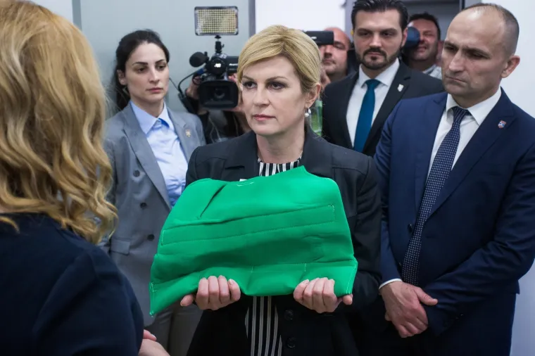 PREDSJEDNICA JE U SIGURNIM RUKAMA: Ova žena budnim oko prati svaki korak Kolinde Grabar Kitarović