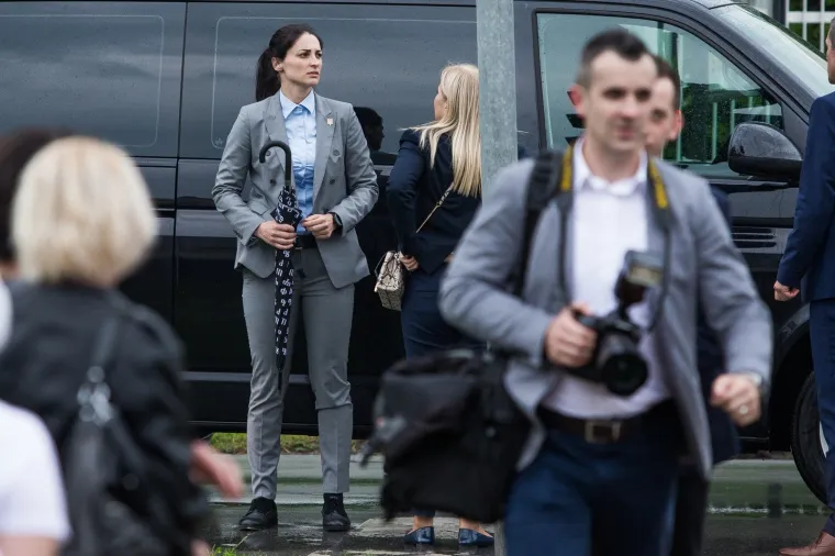 PREDSJEDNICA JE U SIGURNIM RUKAMA: Ova žena budnim oko prati svaki korak Kolinde Grabar Kitarović