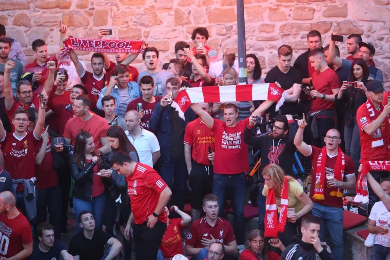 GORI U ZAGREBU: Liverpoolovi fanovi okupirali centar, u trenutku kad je pao gol u popularnoj Tkalči krenula ludnica