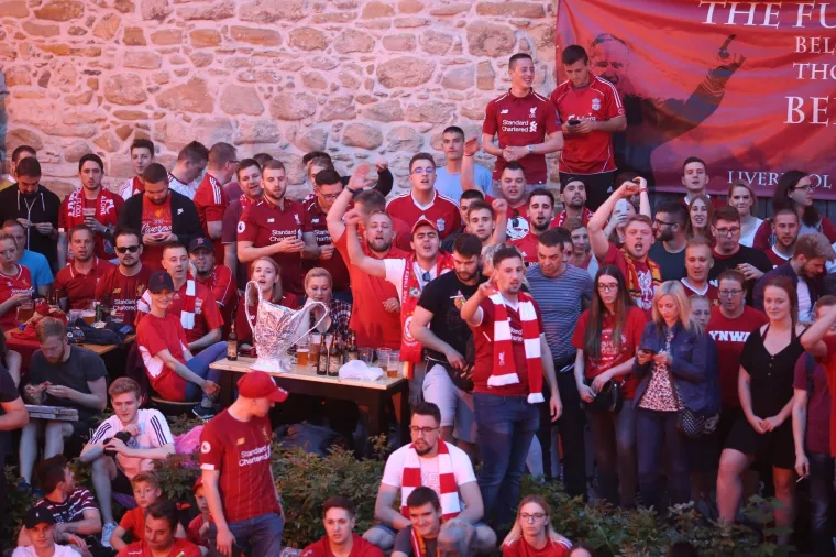 GORI U ZAGREBU: Liverpoolovi fanovi okupirali centar, u trenutku kad je pao gol u popularnoj Tkalči krenula ludnica