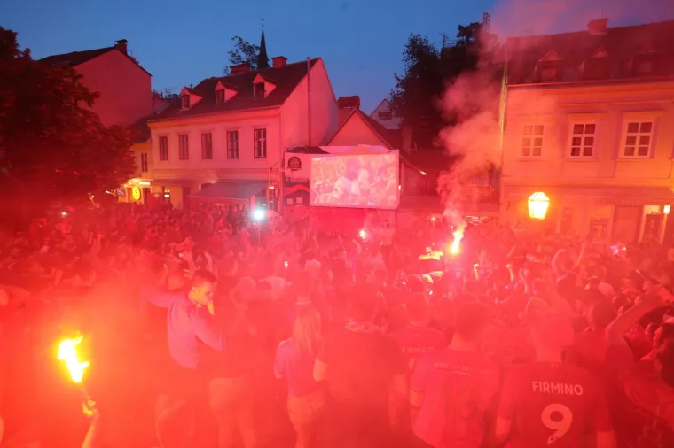 GORI U ZAGREBU: Liverpoolovi fanovi okupirali centar, u trenutku kad je pao gol u popularnoj Tkalči krenula ludnica