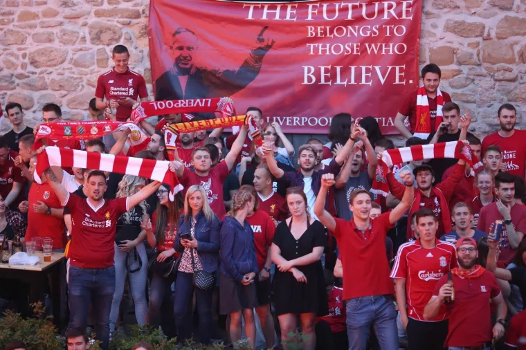 GORI U ZAGREBU: Liverpoolovi fanovi okupirali centar, u trenutku kad je pao gol u popularnoj Tkalči krenula ludnica