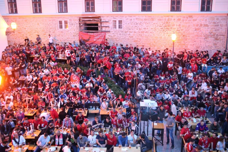 GORI U ZAGREBU: Liverpoolovi fanovi okupirali centar, u trenutku kad je pao gol u popularnoj Tkalči krenula ludnica