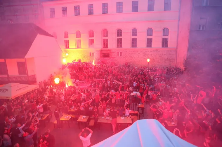 GORI U ZAGREBU: Liverpoolovi fanovi okupirali centar, u trenutku kad je pao gol u popularnoj Tkalči krenula ludnica