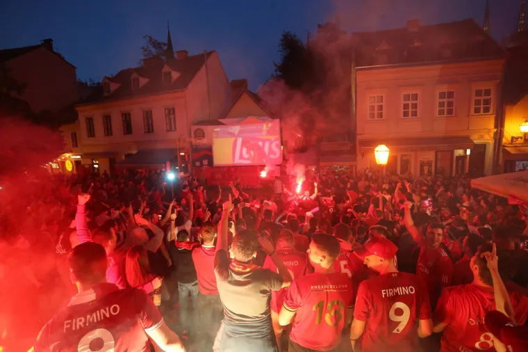 GORI U ZAGREBU: Liverpoolovi fanovi okupirali centar, u trenutku kad je pao gol u popularnoj Tkalči krenula ludnica