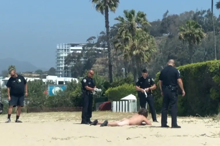 Nepoznati mu&scaron;karac bio je potpuno gol i ležao je na plaži. Foto: Profimedia