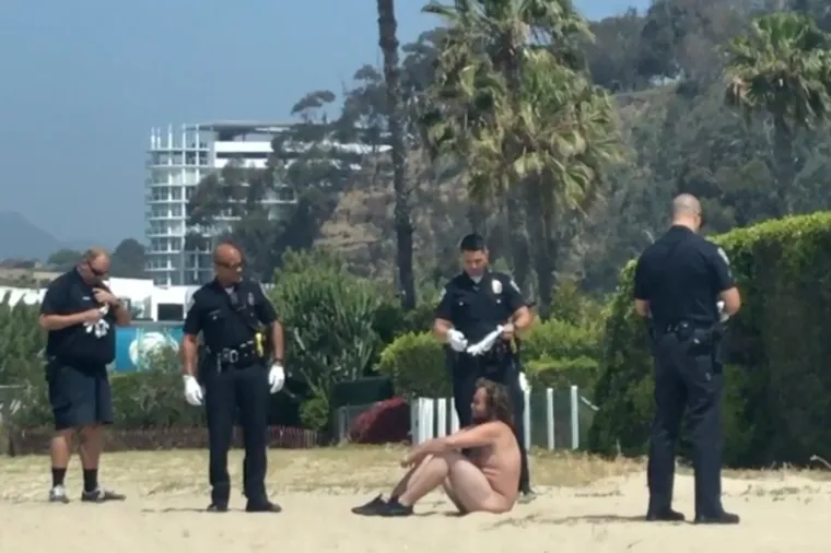 Policija se ubrzo po dojavi pojavila i urgirala da se mu&scaron;karac obuče. Foto: Profimedia