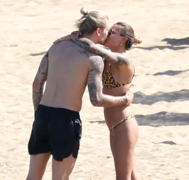 Golman Loris Karius opušta se na grčkom suncu sa svojom prelijepom djevojkom Sophiom Thomallaom nakon što je odbio poziv Liverpoola da dođe gledati finale Lige prvaka protiv Tottenhama. Foto: Profimedia