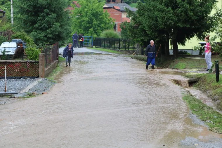Bilo i jake tuče veličine lje&scaron;njaka koja je nanijela &scaron;tete na vrtove, voćnjake i nasade na poljoprivrednim povr&scaron;inama