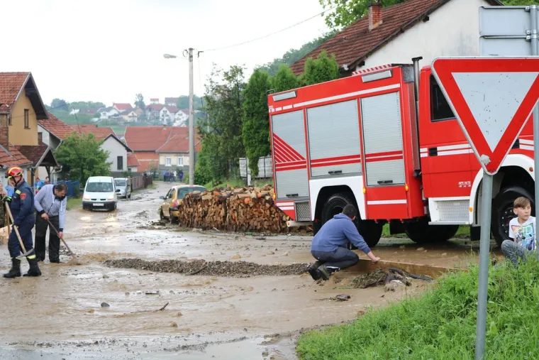 Bilo i jake tuče veličine lje&scaron;njaka koja je nanijela &scaron;tete na vrtove, voćnjake i nasade na poljoprivrednim povr&scaron;inama