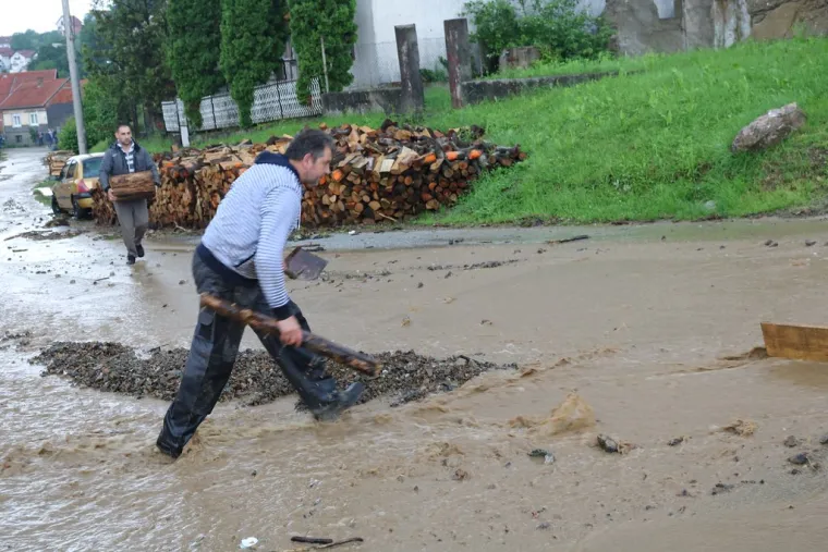 Bilo i jake tuče veličine lje&scaron;njaka koja je nanijela &scaron;tete na vrtove, voćnjake i nasade na poljoprivrednim povr&scaron;inama
