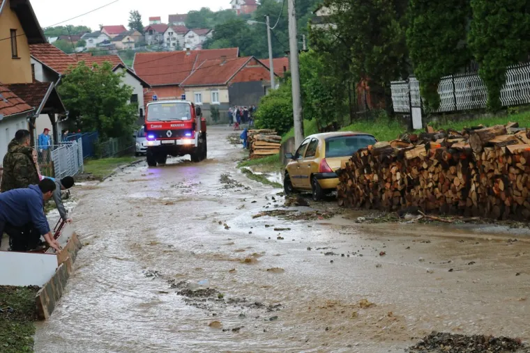 Bilo i jake tuče veličine lje&scaron;njaka koja je nanijela &scaron;tete na vrtove, voćnjake i nasade na poljoprivrednim povr&scaron;inama