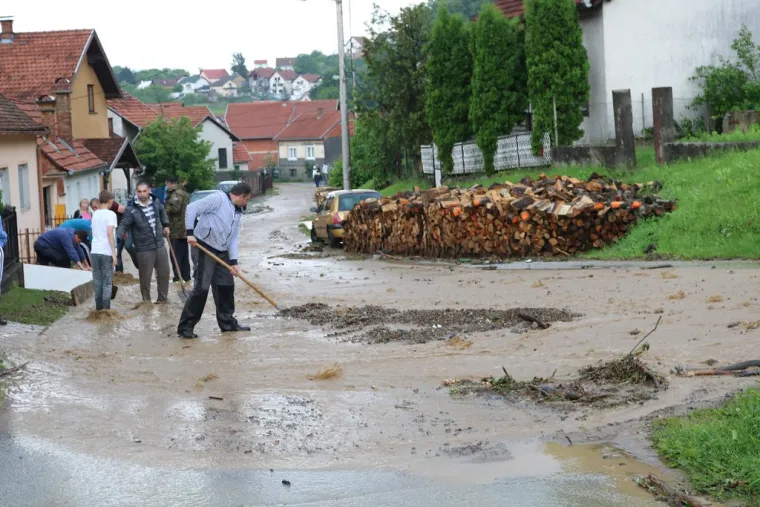 Bilo i jake tuče veličine lje&scaron;njaka koja je nanijela &scaron;tete na vrtove, voćnjake i nasade na poljoprivrednim povr&scaron;inama
