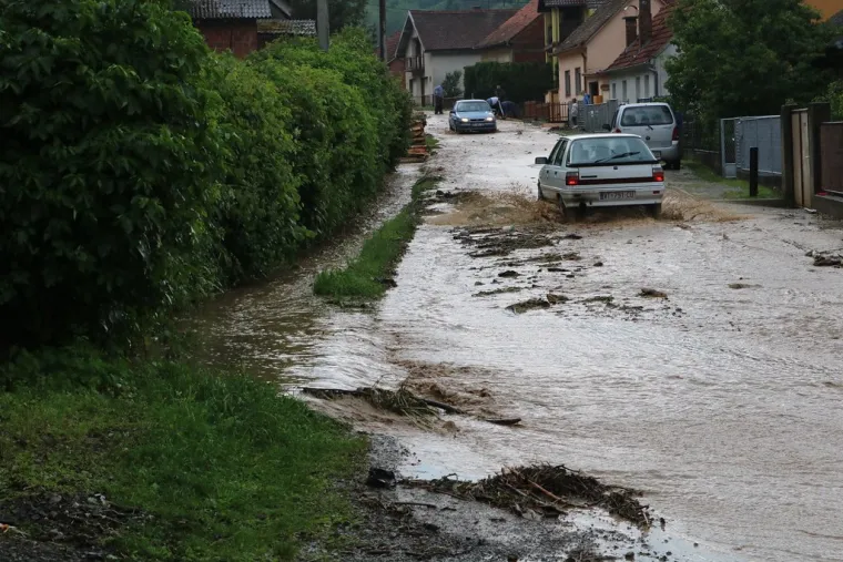 Bilo i jake tuče veličine lje&scaron;njaka koja je nanijela &scaron;tete na vrtove, voćnjake i nasade na poljoprivrednim povr&scaron;inama