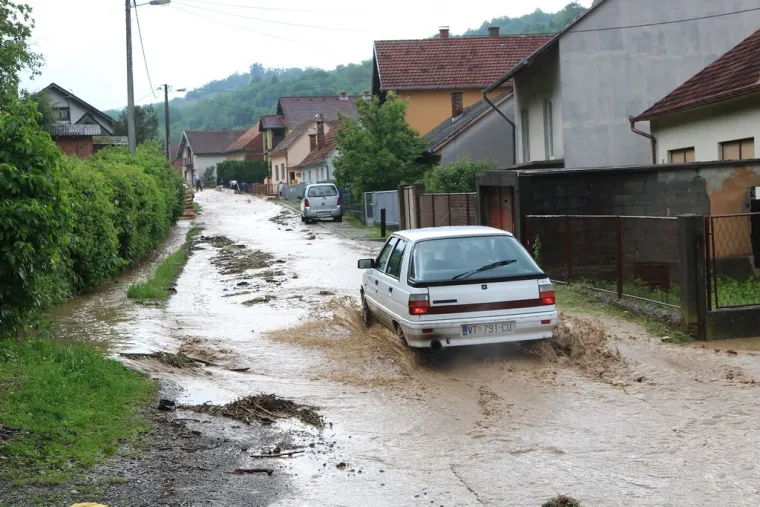 Bilo i jake tuče veličine lje&scaron;njaka koja je nanijela &scaron;tete na vrtove, voćnjake i nasade na poljoprivrednim povr&scaron;inama