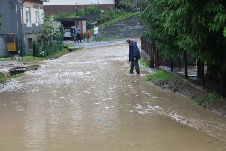 Bilo i jake tuče veličine lje&scaron;njaka koja je nanijela &scaron;tete na vrtove, voćnjake i nasade na poljoprivrednim povr&scaron;inama
