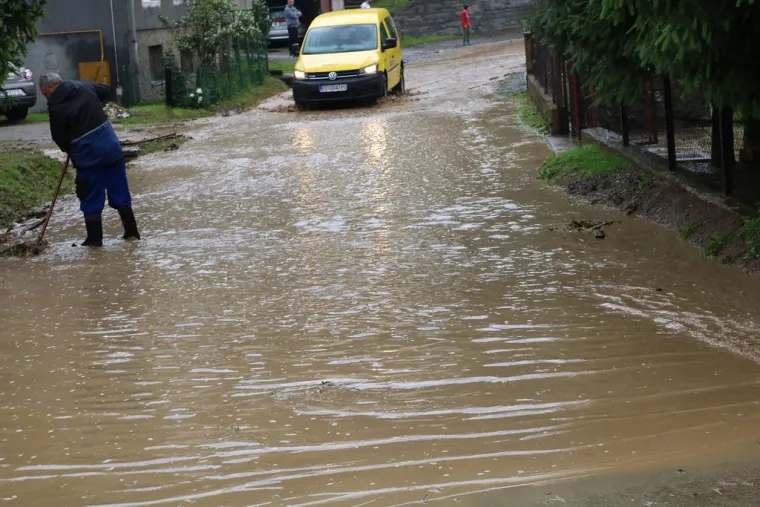 Bilo i jake tuče veličine lje&scaron;njaka koja je nanijela &scaron;tete na vrtove, voćnjake i nasade na poljoprivrednim povr&scaron;inama